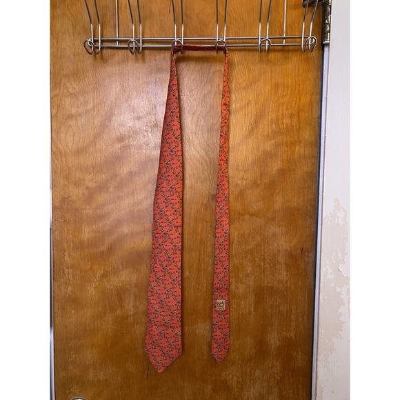 HERMES PINK SILK TIE BRONZE MONKEYS SWINGING ON VINES ABOVE GREEN CROCODILES 60” - Picture 6 of 10